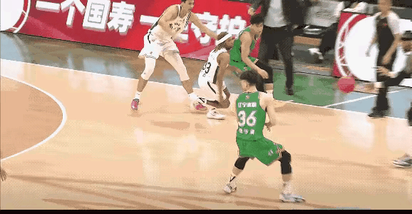 辽宁队应该感谢裁判没有给滴滴代罚的鄢手骐技术犯规！
辽宁队和南京同曦队比赛还有4