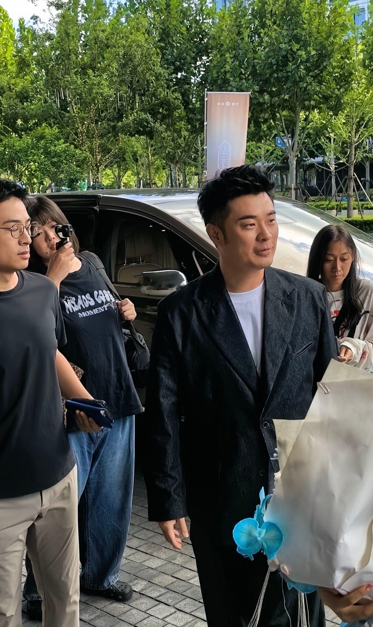 在上海看到了内娱熟人明星为何今日扎堆黄浦江畔 今天朋友圈被上海偶遇刷屏了，从老戏