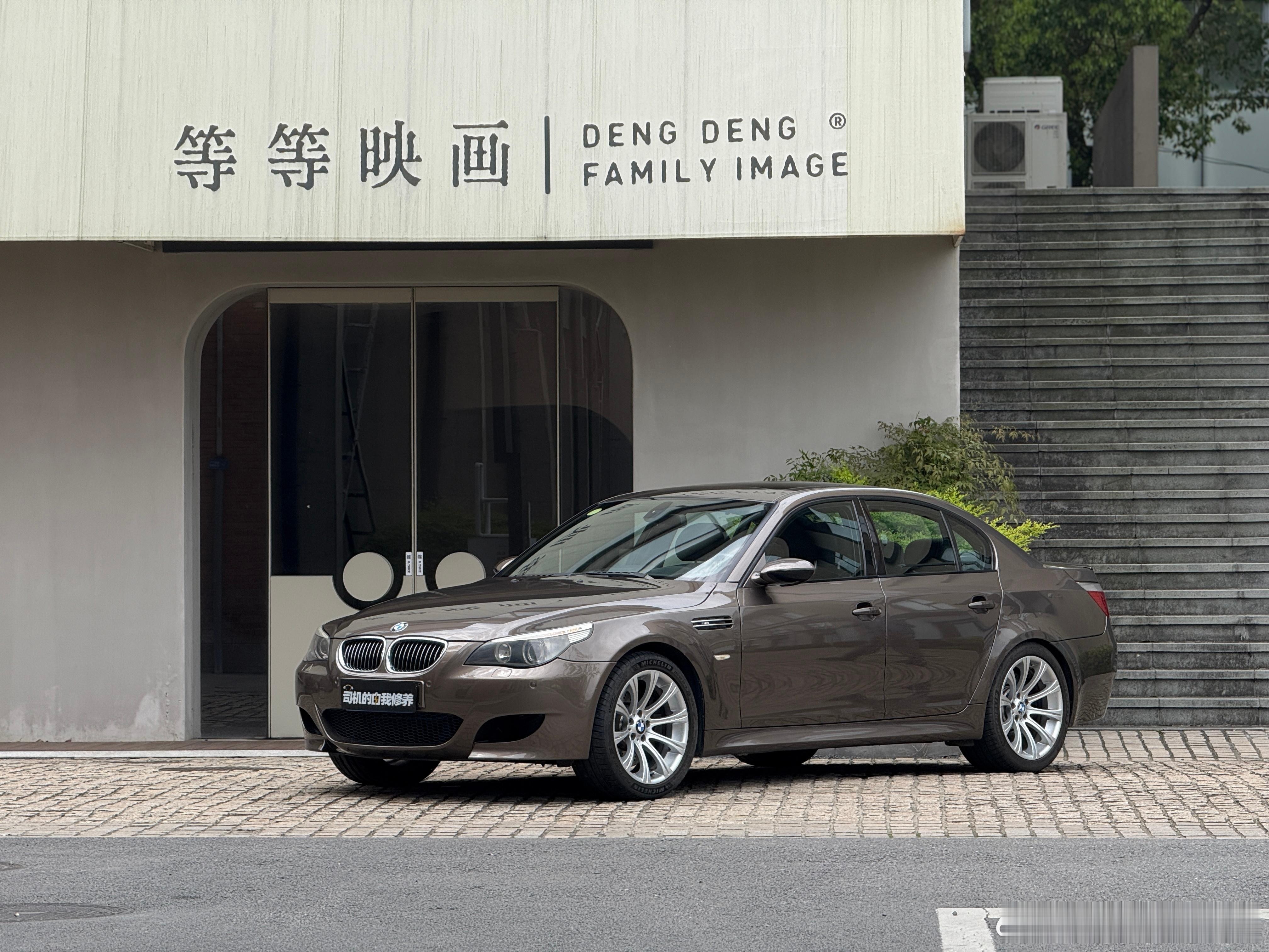 V10、SMG波箱、四门轿车…这些元素搭配没有一个是对的，但正是E60 M5最迷