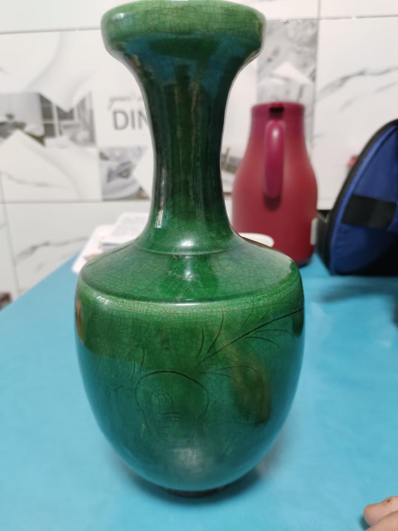 金代磁州窑绿釉刻花婴戏纹盘口瓶
 
这件绿釉刻花瓶，是金代北方磁州窑系典型的民间