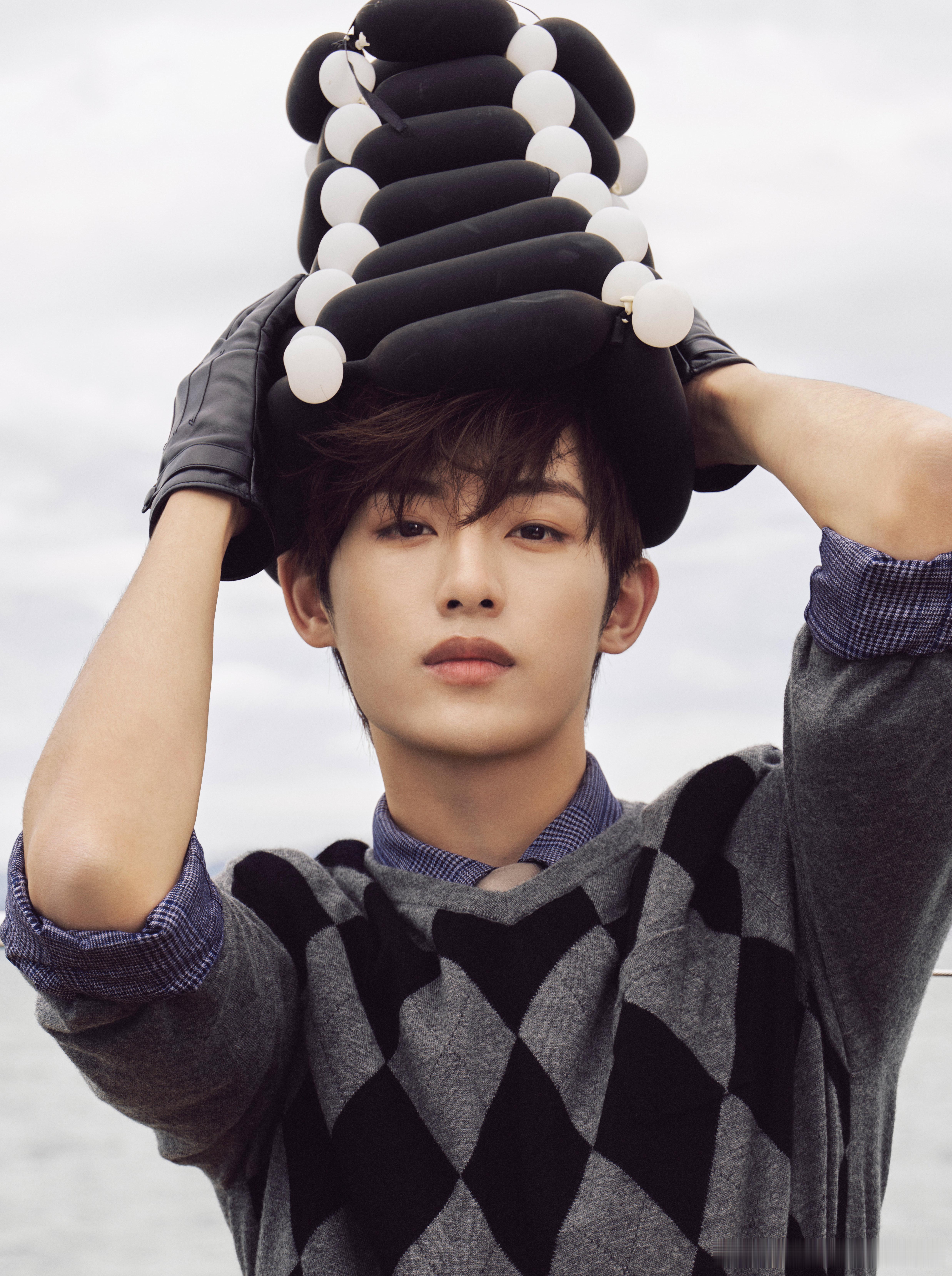 董思成28岁第一天今天一睁眼就超激动！因为是董思成28岁的第一天呀，先大声说句生