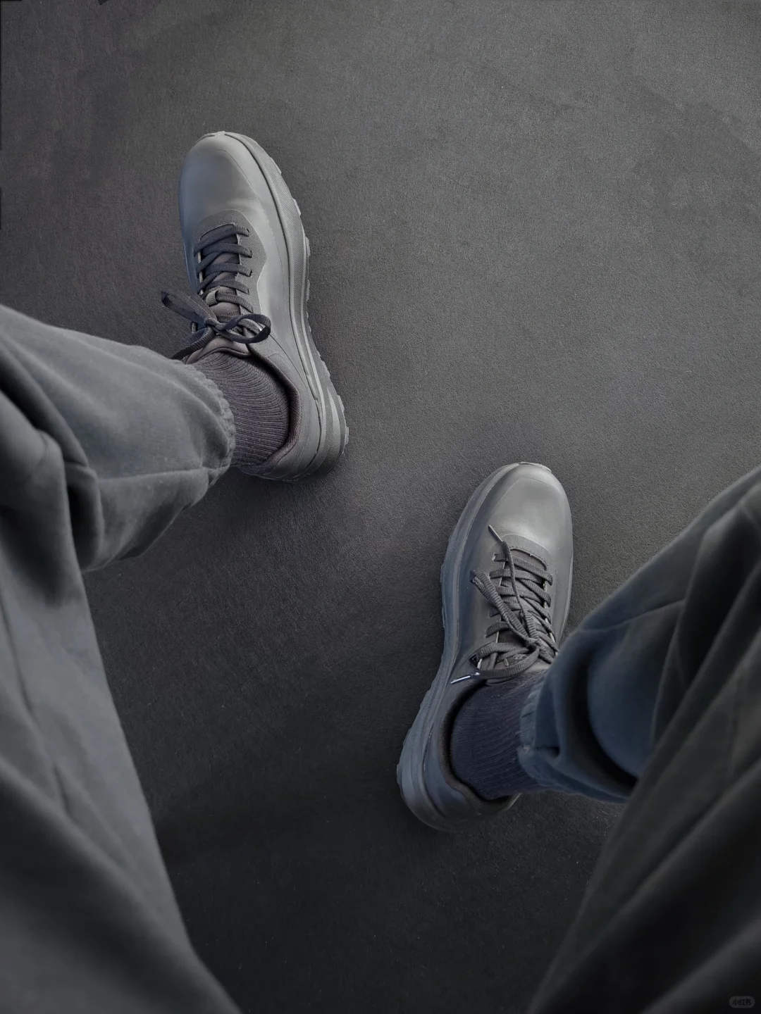 这双鞋还挺好看，全黑很有质感