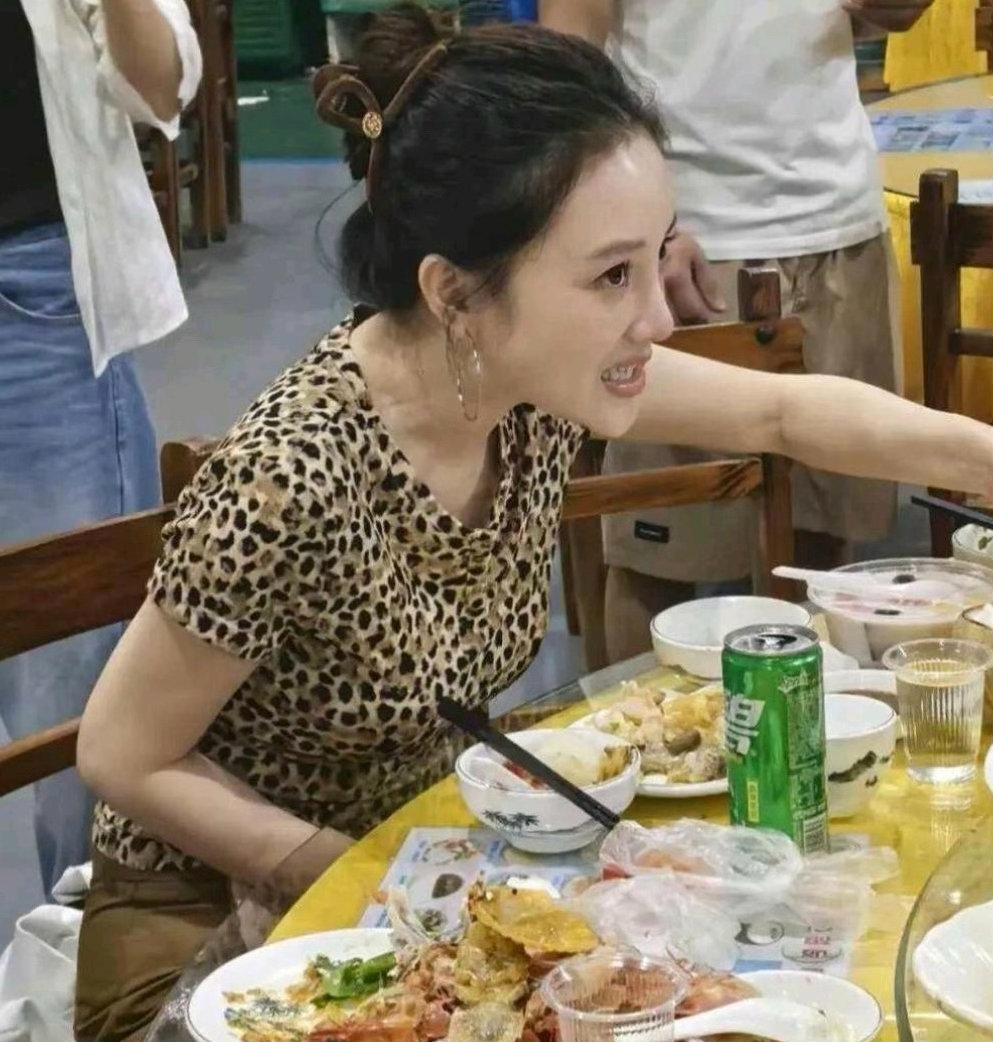三亚饭店偶遇李小璐。 