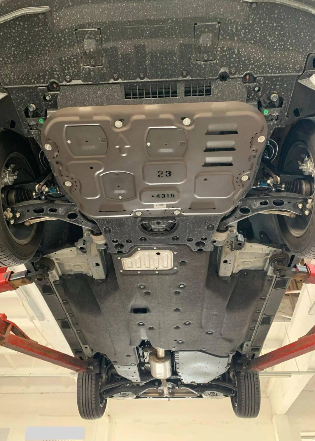 底盘护甲到底值不值，听听身边朋友的经历就有答案。朋友小周买了辆紧凑型轿车，日常通