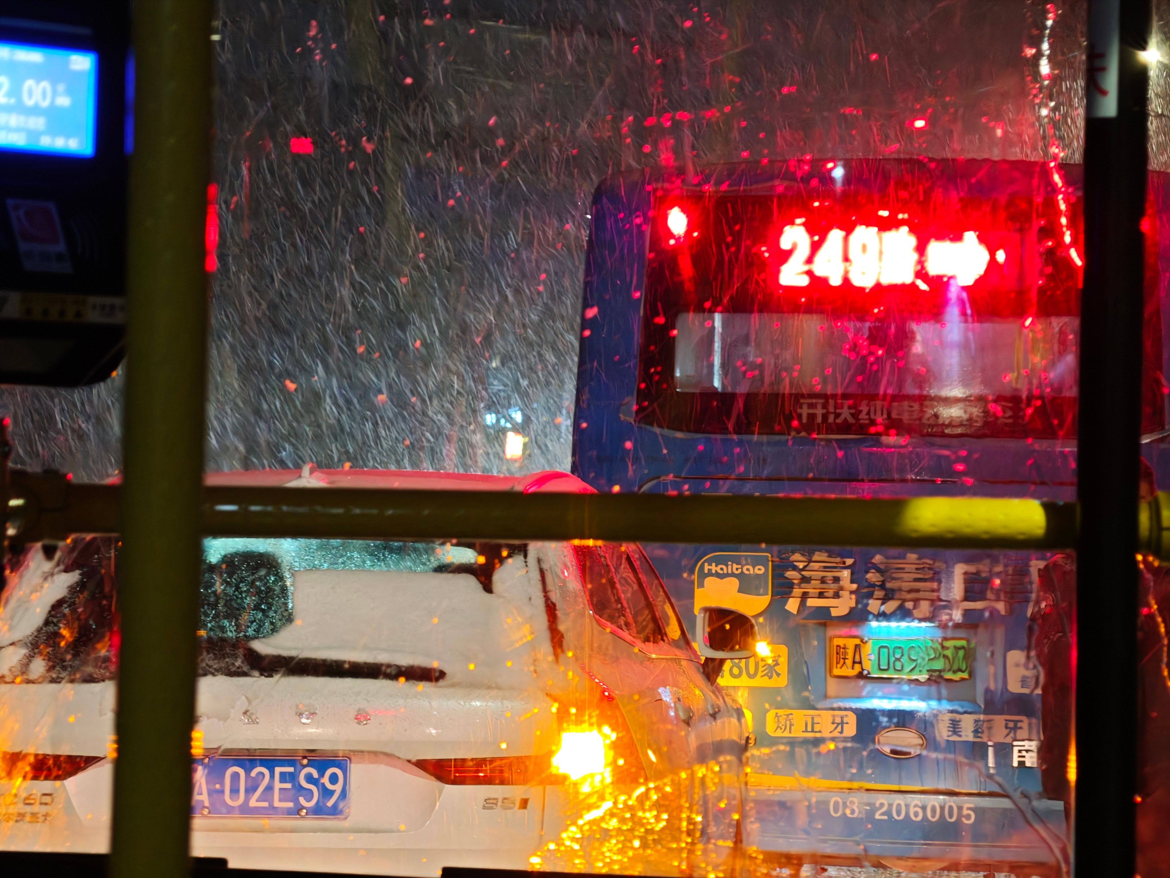 雪天开车要小心一点 