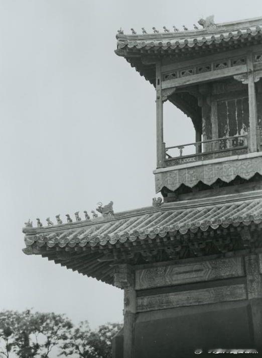 如果这张真是30年代营造学社拍摄的照片的话，那当时弘义阁的彩画就是一字方心的旋子