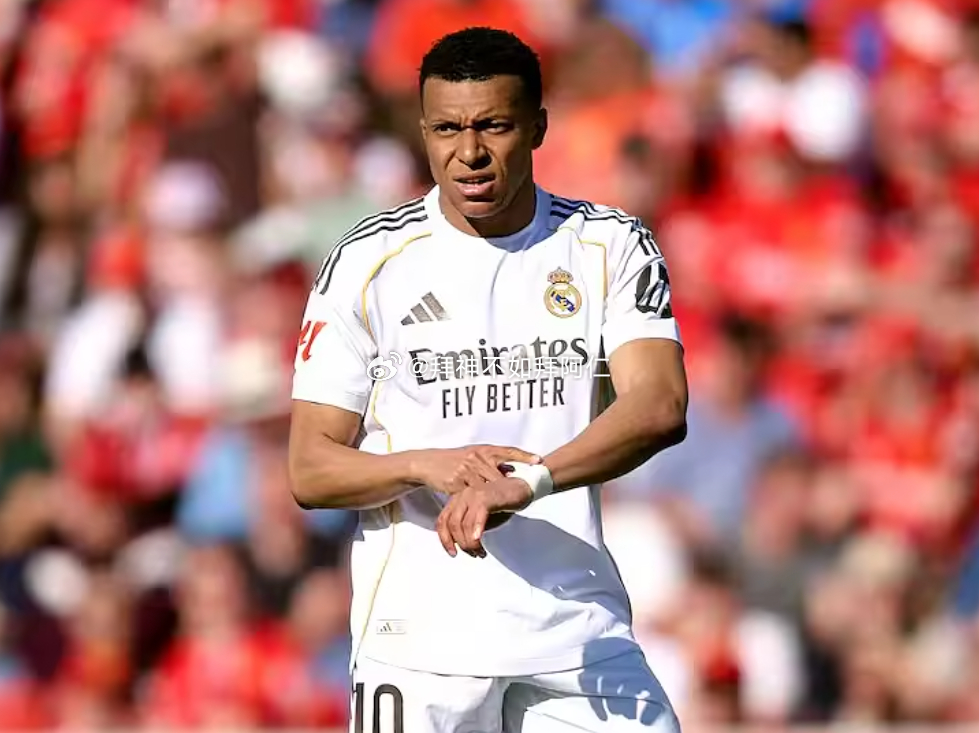 本轮西甲，皇马在客场1-2不敌马略卡，与此同时，巴萨却在客场2-1击败马竞，红蓝