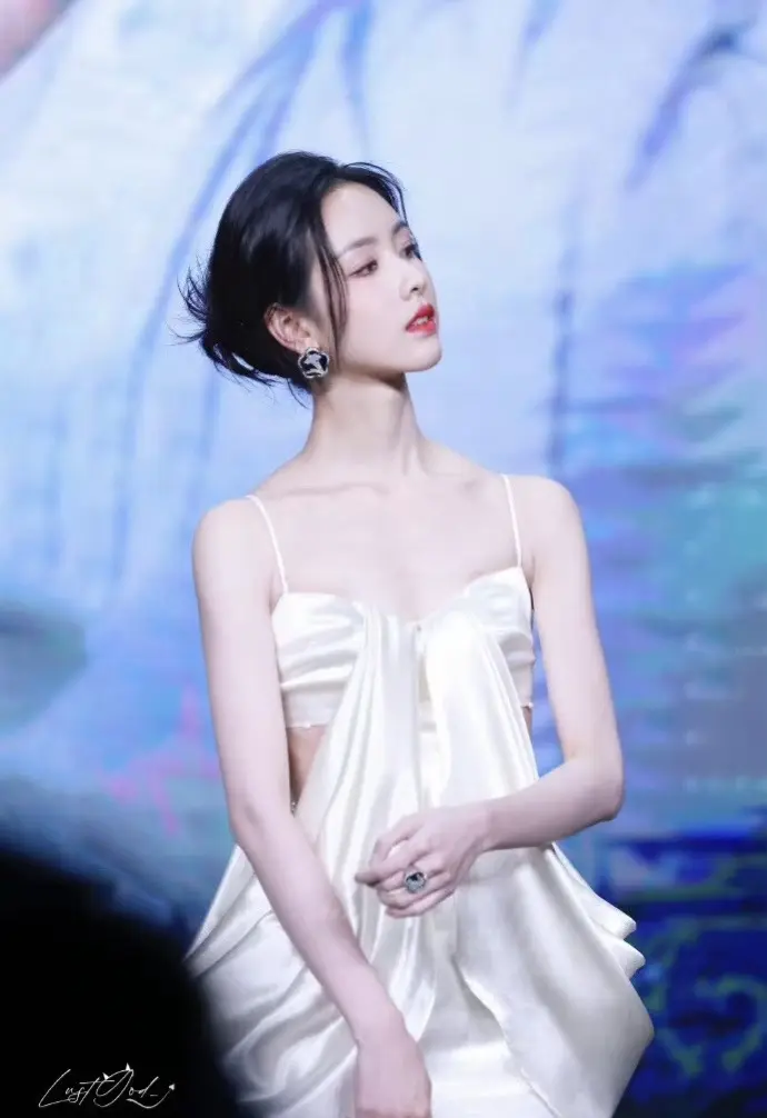 陈都灵。