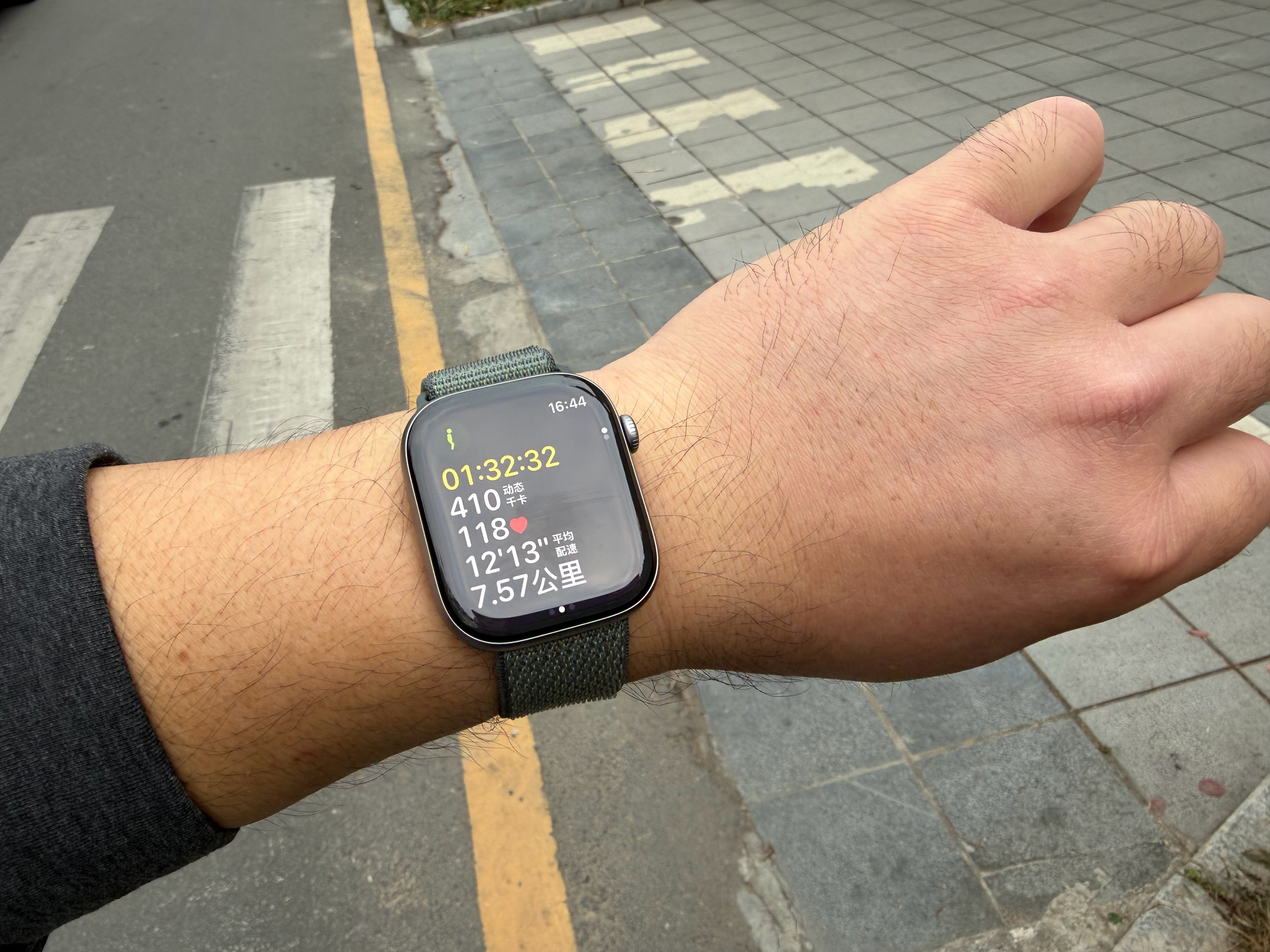 从弘法寺走回家，走了1个半小时，7个多公里，不错，都是山绿道儿，路上很多卖吃喝的