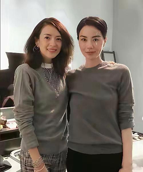 王菲章子怡难得同框！两位实力派女神同框出镜，气质截然不同，一个清冷松弛，一个大气