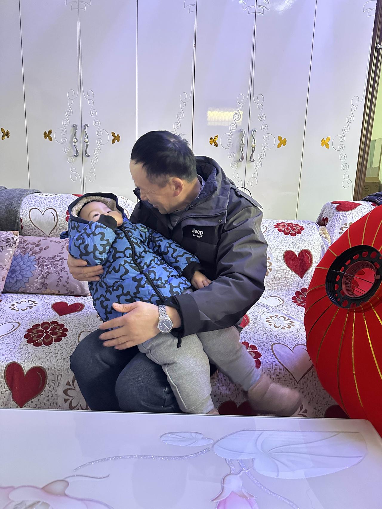 两年没见大孙子啦，这次让爷爷抱个够！
爷爷比我们晚一天回来的，刚下高铁就喊着大孙