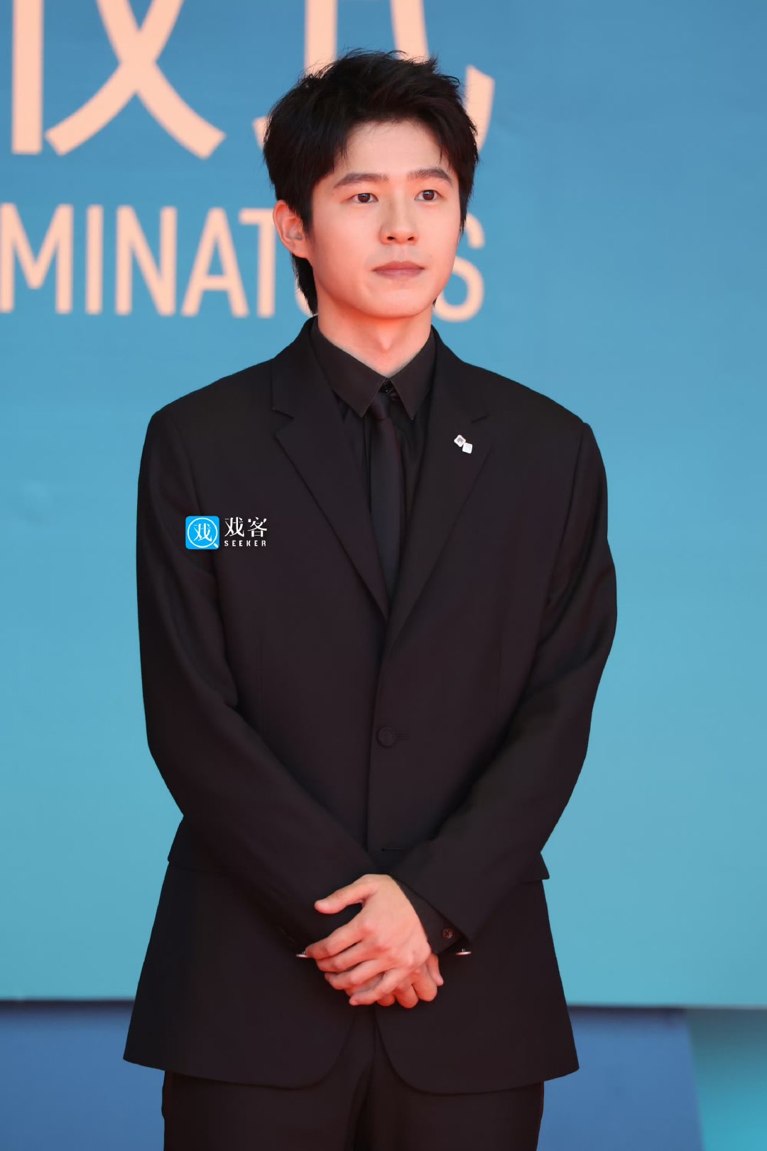 金鸡红毯路透解锁！刘昊然黑西装造型封神，生图状态超能打，帅度直接拉满～ 