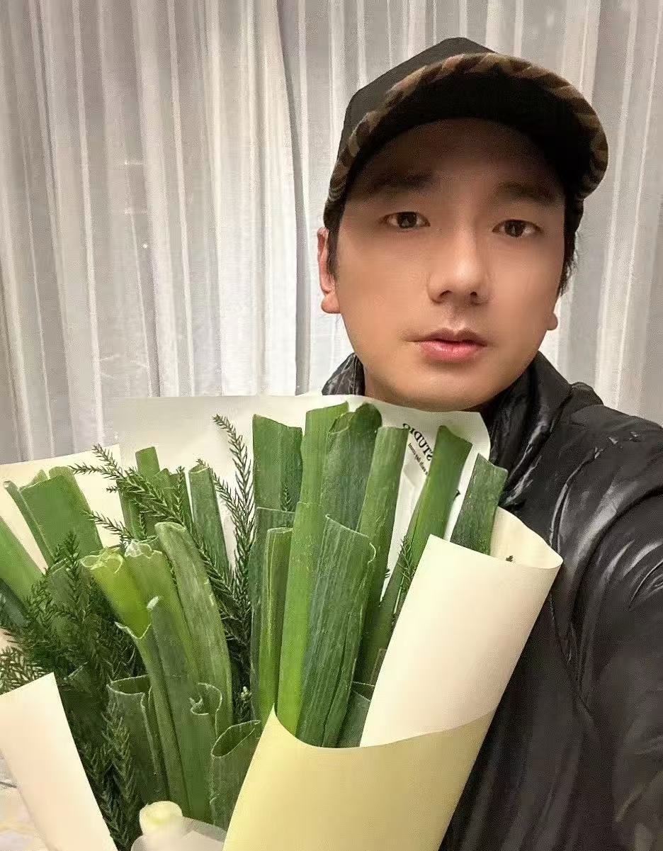 海来阿木接到了好接地气的应援山东大葱，首次在临沂开演唱会也是排面拉满了，期待