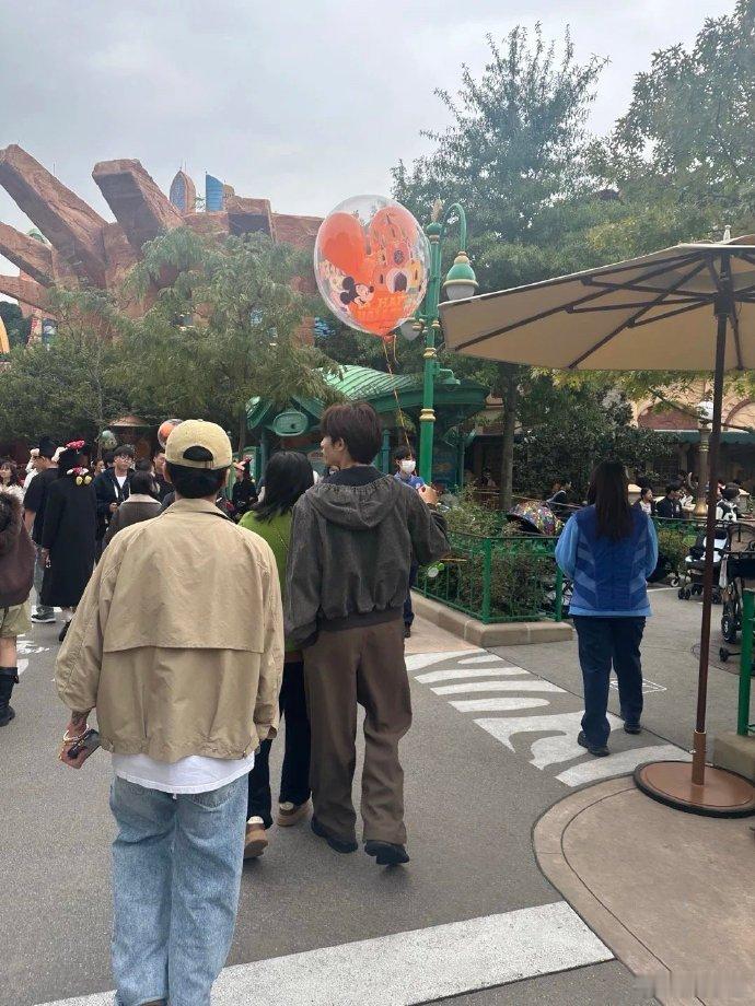 上迪偶遇董思成 小董去上迪玩也太会选地方了吧！刷到偶遇画面，见他笑容满满，一看就