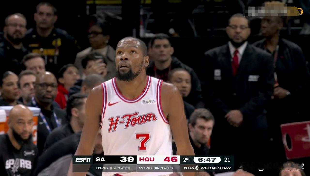 火箭巨星杜兰特真是太不受联盟重视了！在今天火箭主场迎战马刺的焦点战中，目前双方半