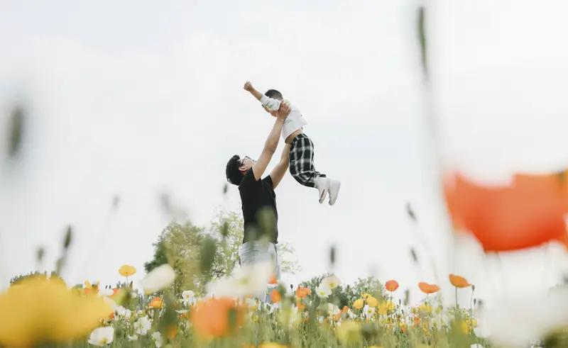 女儿3岁多喜欢打爸爸，可能有这些原因。一方面，孩子情绪表达能力有限，就像有的孩子