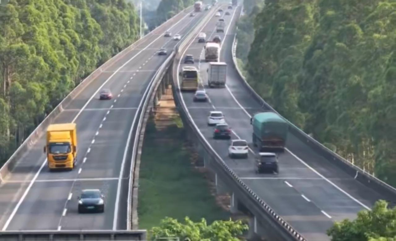 春节假期首日，全国跨区域人员流动量超2.85亿人次，同比增长10.5%。高速公路