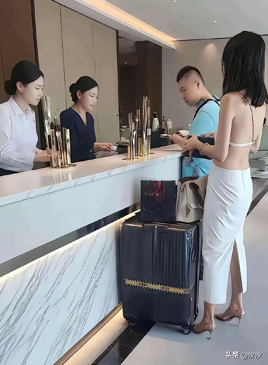 大家有没有发现？
越是高端的酒店，
入住女生的比例越高，
而且这些女生穿着都非常