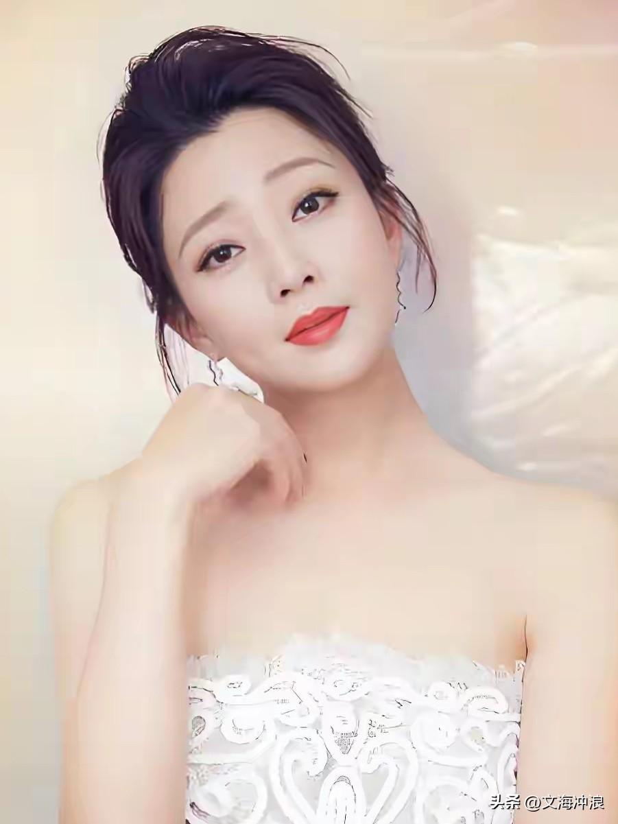 中国诗人为演员殷桃写的一首“藏头诗”：殷切希望春风漾，桃李芬芳满天香！

殷光彩