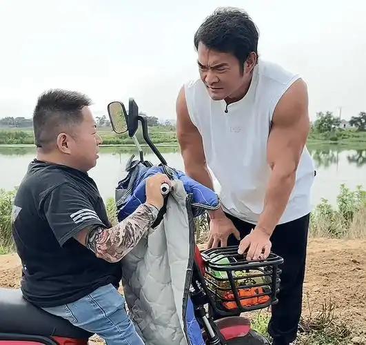 这位“兽面人心”的大善人又以挣钱的名义多给了困难农户3万4千元。
3月23日，湖