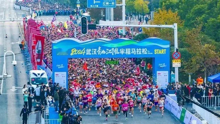 乐跑江滩，畅游青山！
万人畅跑最美江滩赛道！
蓝天白云下，来自多地的万名跑友身着