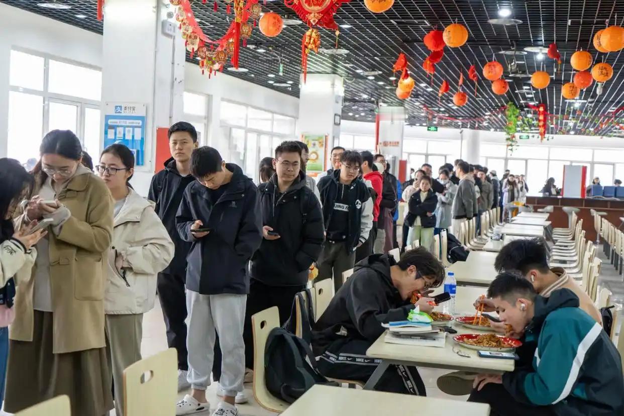 围绕大学生月均生活费标准的争议，暴露出两代人对现代校园生存成本的认知错位。

麦