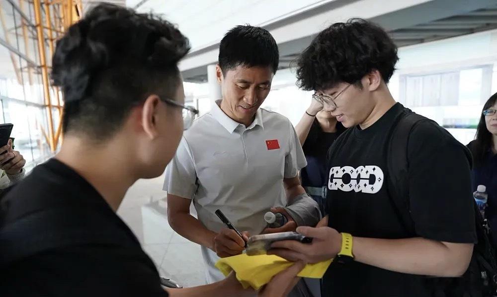 据《北京青年报》记者崔峻报道，今天下午中国国际级裁判马宁在北京首都国际机场转机。