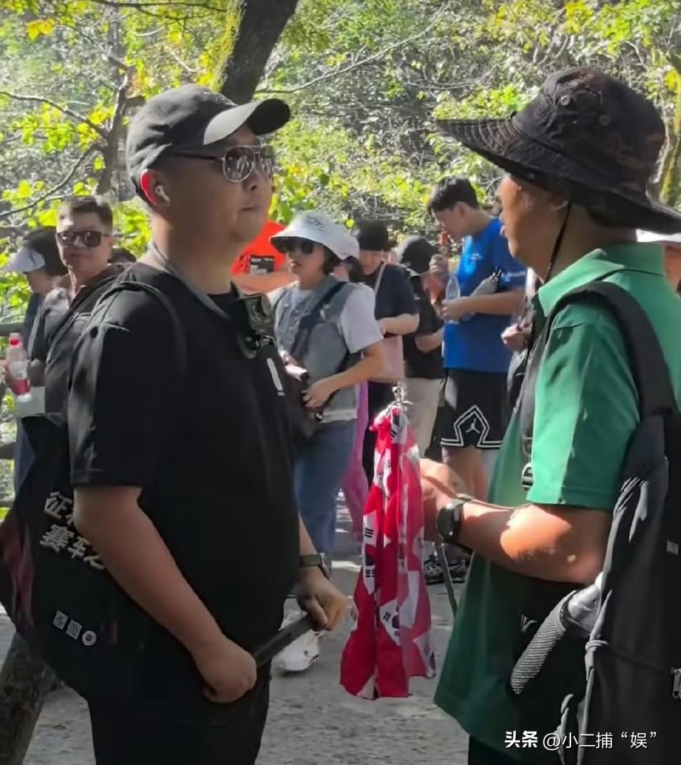 韩国男子在张家界，
手持韩国国旗被针对！其实我不太理解这不跟我们去爬国外的山举自