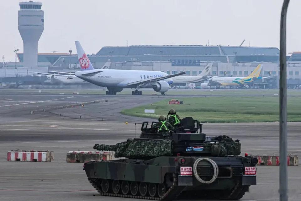 台湾地区的汉光42号演习，M1A2T战车首度进入桃园机场执行反机降任务 