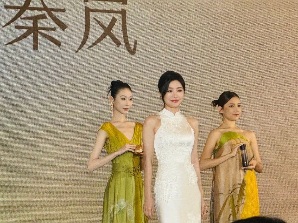秦岚这个腰臀比 秦岚46岁的状态天生优越身材比例，体态轻盈优雅，岁月无痕，精致保