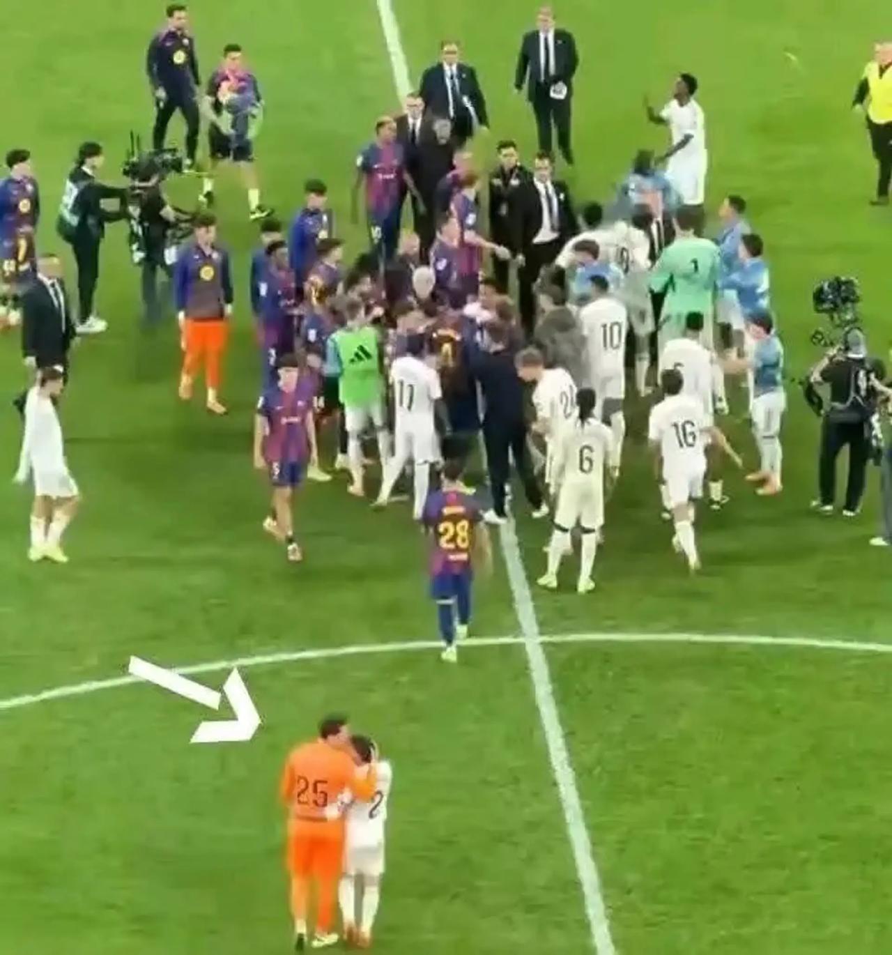 人间清醒！国家德比爆发大规模冲突，却有两人“脱离组织”在场边勾肩搭背聊嗨了。
朋