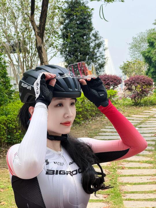 在忙碌的生活里见缝插针的骑车