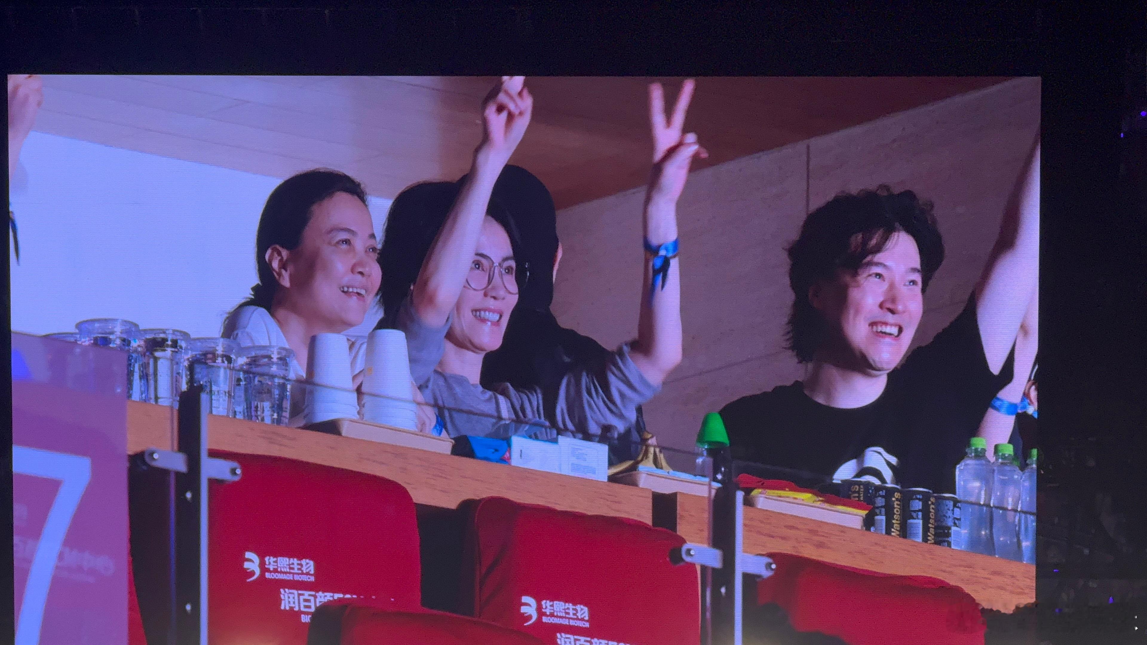 王菲来看那英演唱会 王菲现身今晚那英北京演唱会 那姐还唱了《相约1998》，太感