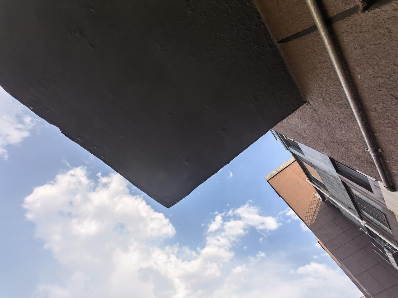 秋天的云，一朵一朵的，很甜。
晴窗独坐，天清而远阔。秋色，在天空中，画的浓郁灿烂