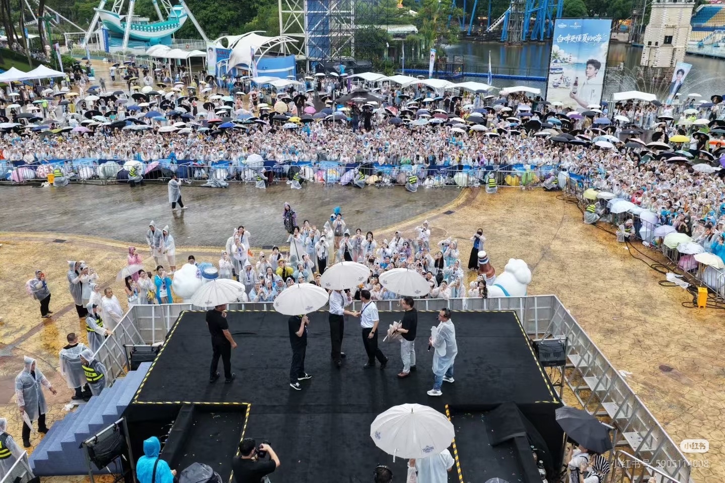 杨洋现身深圳雨中感谢等候粉丝人山人海，为你而来！杨洋青岛啤酒白啤代言人杨洋杨洋举