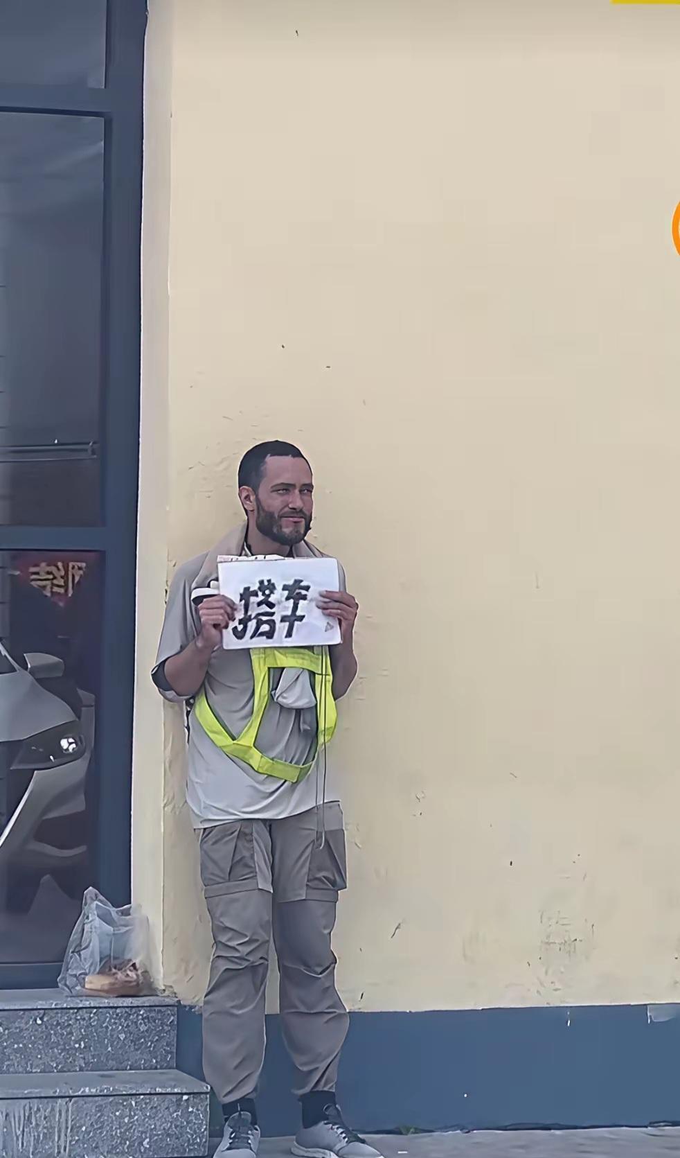 我们坚决杜绝这样的外国人来中国旅游，不要以为每个外国人都有钱，他们有的是真的穷，