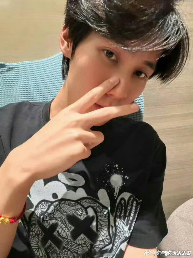 张真源每天进步一点点张真源高会更新素颜侧拍 素颜帅哥哦，高会侧拍 