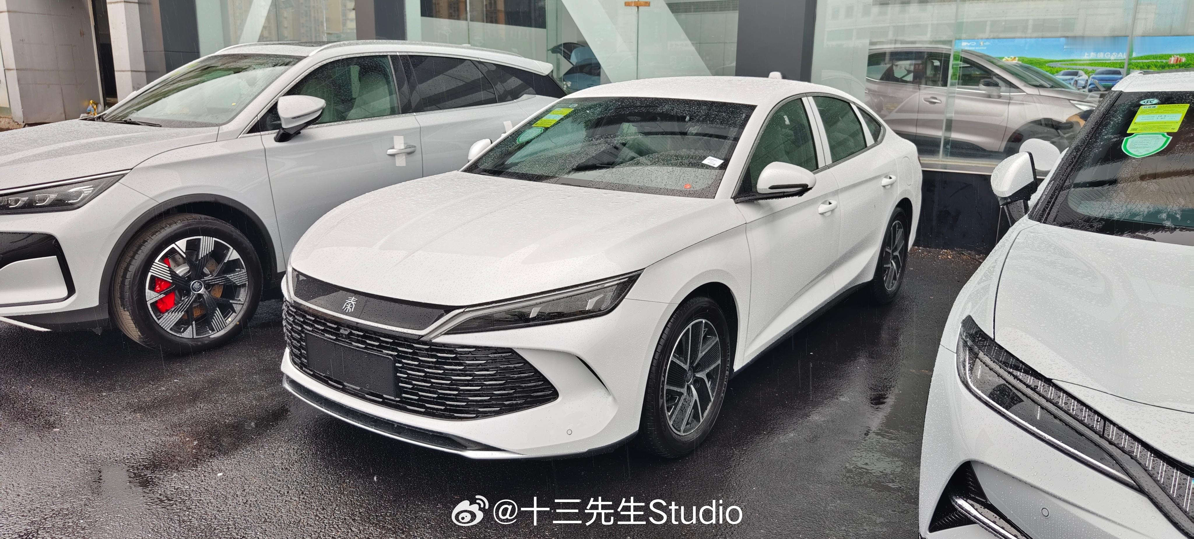 秦L已经陆续到店了。这是一台80km 10.98w的版本，没有天窗，12.8英寸