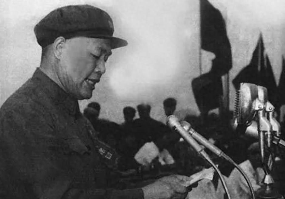 在攻打海南岛的关键时刻，邓岳高度评价首批渡海师参谋长，说只有乱世才能辨识真正的忠