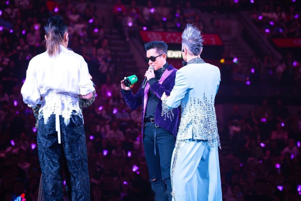 草蜢演唱會丨古天樂任嘉賓清唱《原諒我是我》獲搞鬼「工業用」綠色眼罩 蔡一傑擁吻同