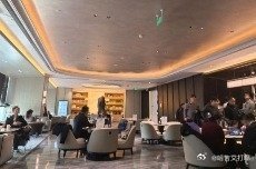 凤凰新闻【北京新政落地首个周末楼市现暖意，热门楼盘迎看房潮，购房者：盼房价稳定】