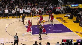 詹姆斯急眼了，“超远三分”打停猛龙！
北京时间1月10日，湖人与猛龙的比赛进行至