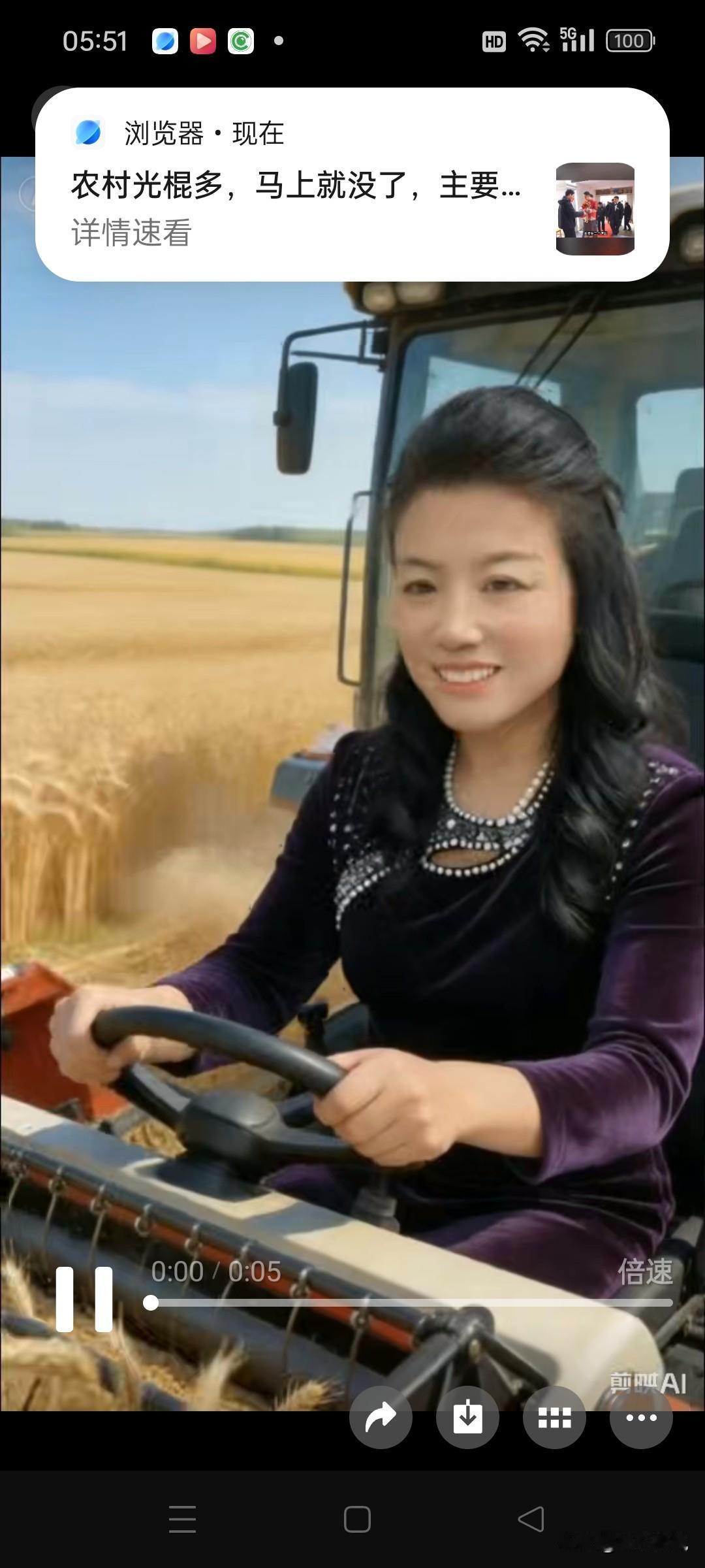 在农田里看到一个女士开着收割机，那场面太酷了！以往印象里开收割机的大多是男性，这