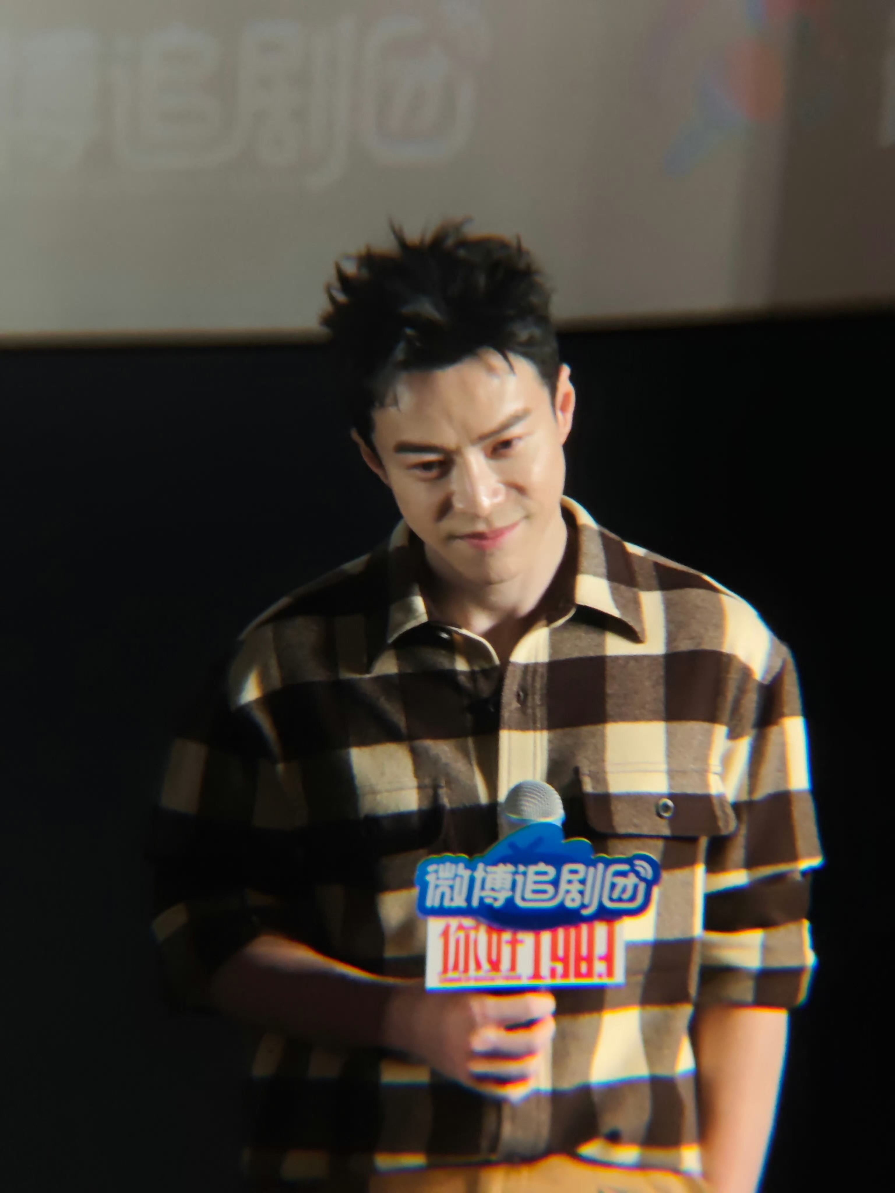 翟潇闻公主抱王冠逸王冠逸放话：“你敢抱我就敢给你抱”！追剧团名场面，翟潇闻直接公