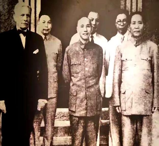 蒋介石到死都没明白，其实重庆谈判那天，他已经输了半盘棋。
 
抗战刚结束，全国人