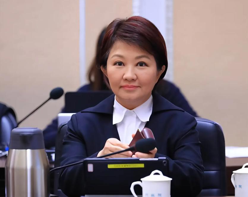 台中市市长卢秀燕被记者问到日本和菲律宾擅自把台湾省以东划成他们的经济区域时，她掉