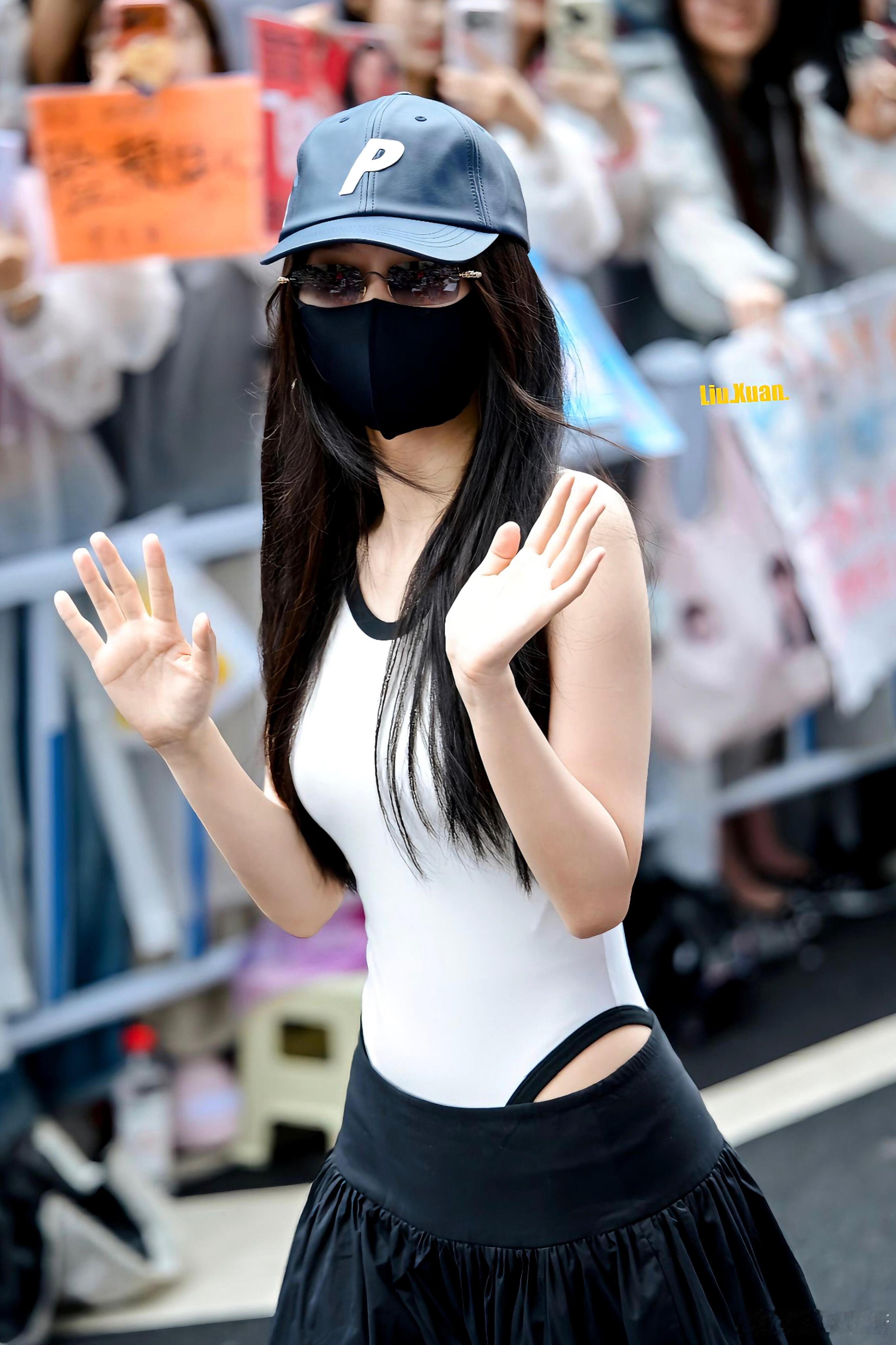 虞书欣连体衣虞书欣这套真的绝绝子！露背连体衣显瘦又有设计感，长裙垂感超棒，按头安