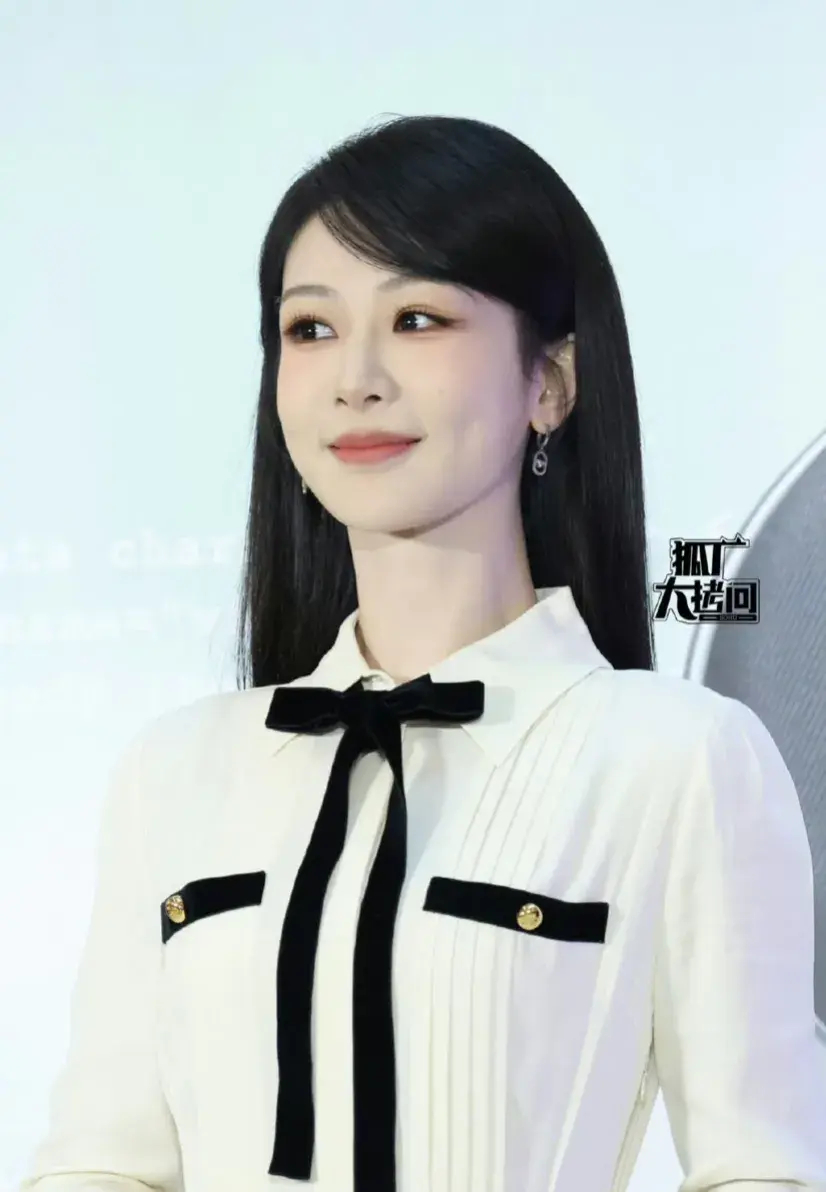 杨紫终于找到最适合她的妆容了，真是红气养人，她线下状态是越来越好。其实有些明星真