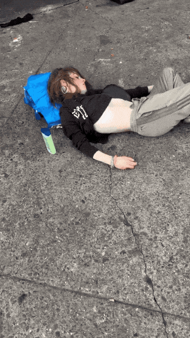 极度震撼：美国漂亮白人女流浪汉大街晕厥，而他男友却在旁边给她拉皮条！牢A直播中那