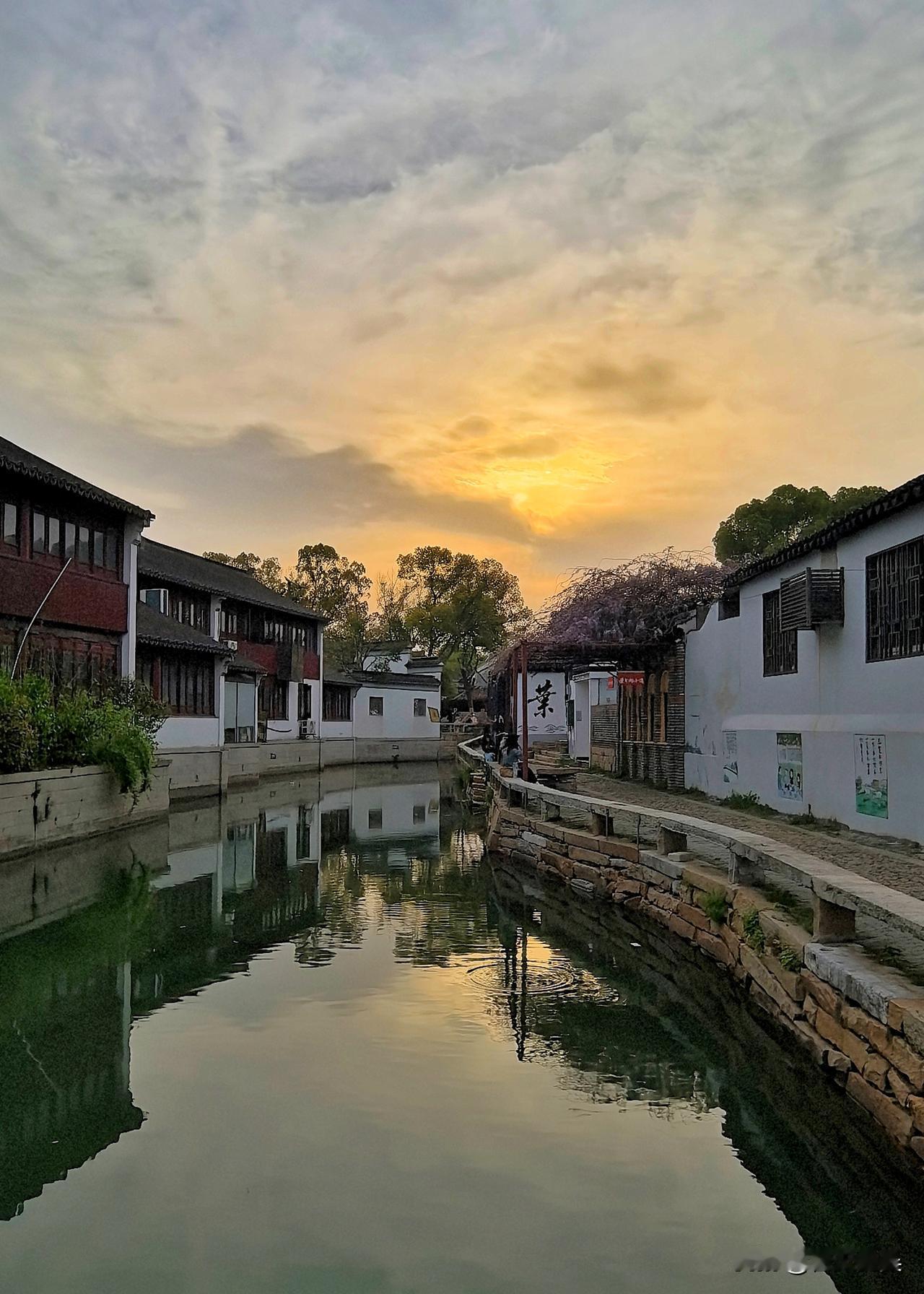 清明小长假，与其在家闲坐，不如到上海周边随心走走，顺便拍些照片。

这次我和老婆